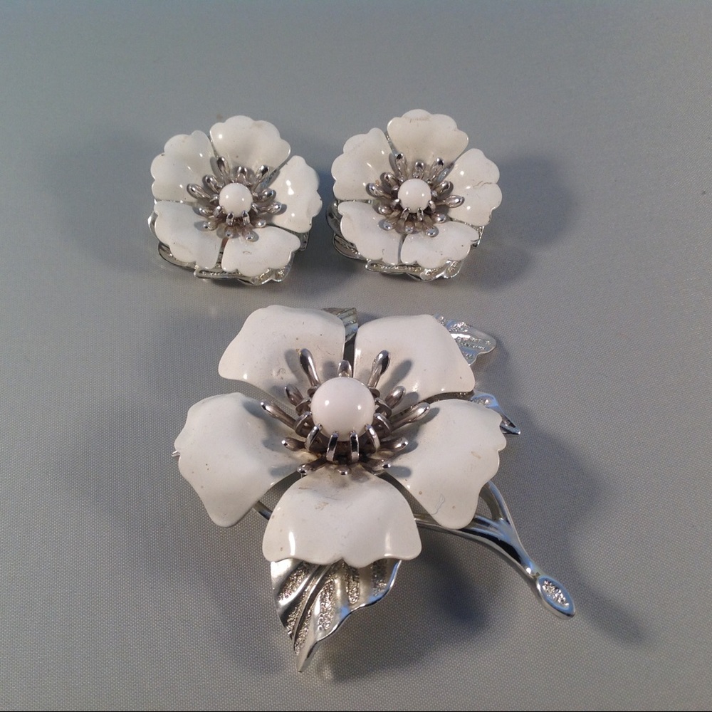 Vintage Sarah Coventry white metal flower set.